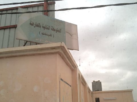 قرار إخلاء مبنى متوسطة بالعارضة يتعطل منذ عام ويقابَل بإضافة الـ"توأمة"!