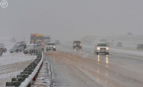 "الحدود الشمالية" تشهد تساقط ثلوج وموجة برد والدفاع المدني يحذر المواطنين