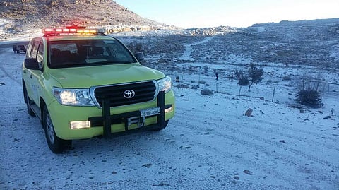 مدني تبوك ينفذ خطة الثلوج بمحافظة الحقل