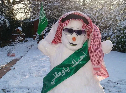شاهد.. السعوديون يتحدون العاصفة ويتبارون في رسم وصناعة "رجل الثلج"