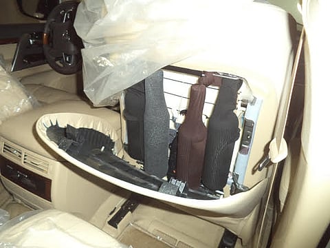 إحباط تهريب 123 زجاجة خمر مخبأة في تجاويف رفارف وصدامات سيارة