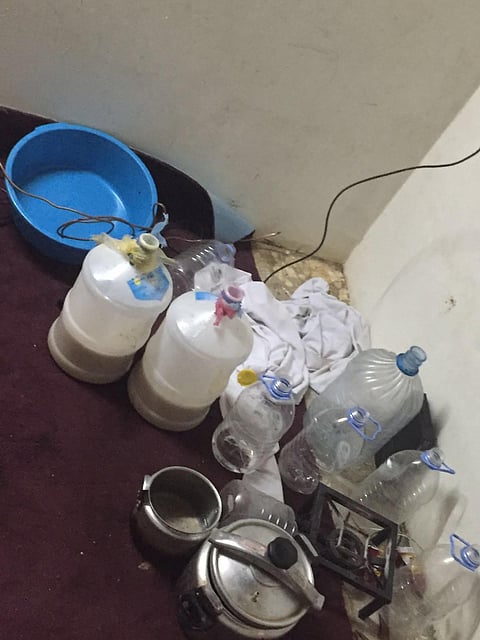 بالصور.. ضبط مقيمين يديران مصنعاً للعرق المسكر بشرورة