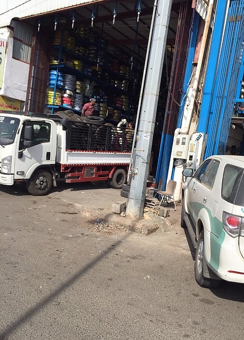 شاهد.. مصادرة 8 آلاف سلعة استهلاكية فاسدة ومقلدة بحائل