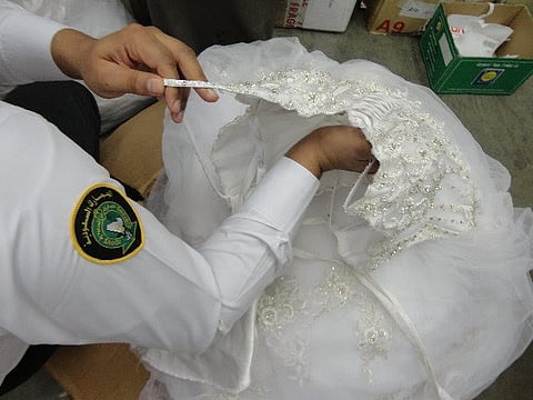 شاهد.. إحباط تهريب ٣٠ ألف حبة مخدرة داخل فساتين أفراح في مطار الرياض