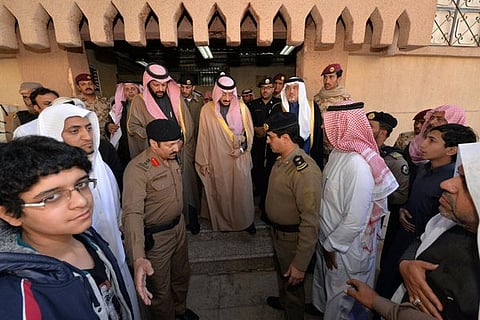 محافظ الأحساء يزور مصابي محاولة تفجير مسجد الرضا