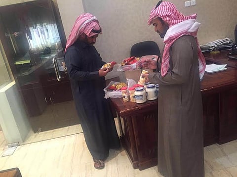 جولة رقابية تكشف موادَّ غذائية منتهية الصلاحية في بقالات بعفيف