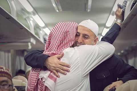 بالصور.. دموع الوداع تزاحم مشاعر 250 شخصية إسلامية أتموا "عمرة الملك"