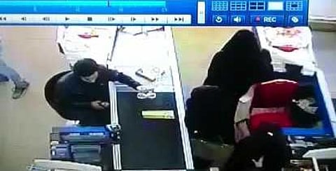 بالفيديو .. عصابة نسائية تسرق المتسوقات في حفر الباطن