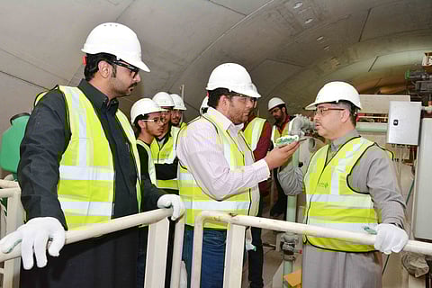 طلاب جامعة اليمامة يستكشفون آلة الحفر "جزلة"