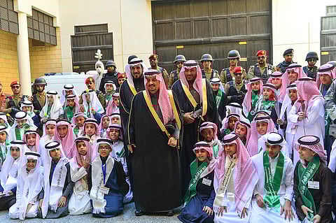 شاهد.. بحضور أمير الرياض.. طلاب يقدمون الورود لرجال الأمن تقديراً لجهودهم