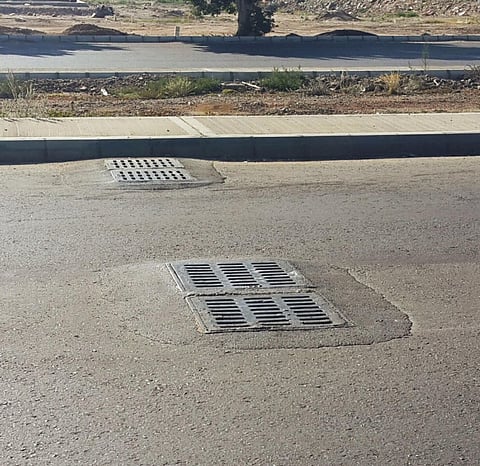 20 فتحة تصريف ترتفع عن الأسفلت.. والمواطنون ينشدون معالجتها في "جبرة الطائف"