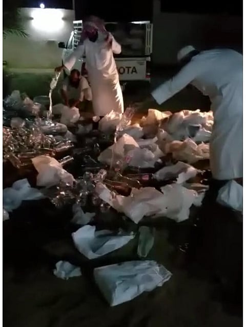 شاهد .. ضبط وإتلاف 40 ألف لتر من الخمور في مصنعين براشدية مكة