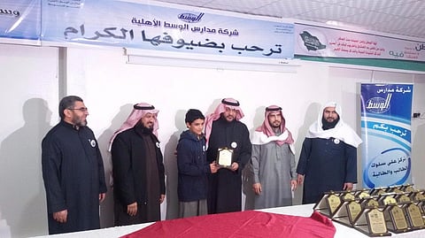 مدير مكتب تعليم الروابي يكرم عشرات المتفوقين بمدارس الوسط