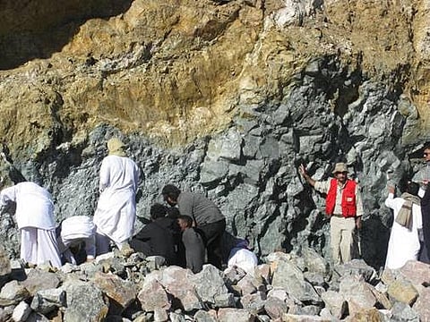 "الجيولوجية" تنهي الجدل: "ذهب مشروع الطائف" مخادع.. إنه "البايريت"