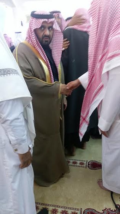 "محافظ ظهران الجنوب" يتقدم جموع المصلين على جنازة الشيخ "ابن فجعة"