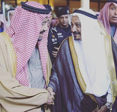 شاهد.. خادم الحرمين يكرم "بن سمار" شريك الجنادرية