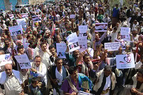 شاهد.. آلاف التعزيين يخرجون في مسيرة حاشدة لشكر الملك سلمان