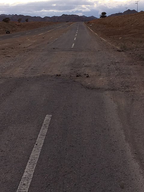 شاهد.. انجراف جزء بطريق العيص – المدينة جراء السيول