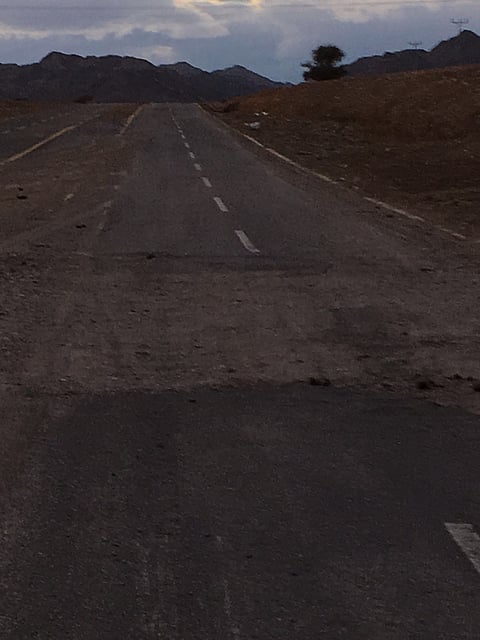 شاهد.. انجراف جزء بطريق العيص – المدينة جراء السيول