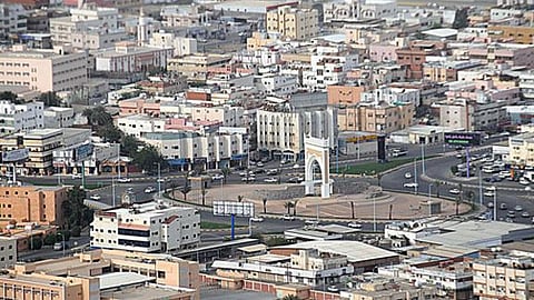 أبو عريش .. موظف بلدية يعترض دورية مرور بالقوة ويهرِّب قائد مُعدة مخالفًا