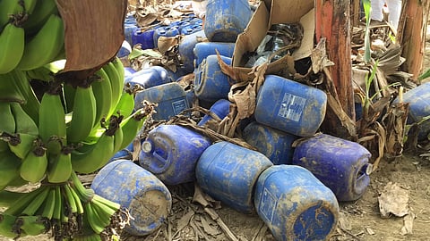 شاهد .. دهم مصنع سري ينتهي بضبط 335 ألف لتر عرق مسكر بجازان