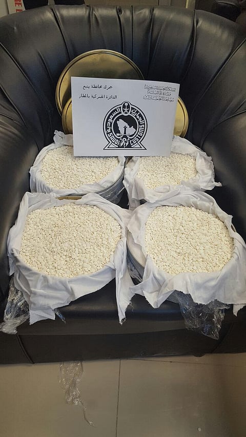 إحباط تهريب ٦٤ ألف حبة كبتاجون خبئت في علب حلويات