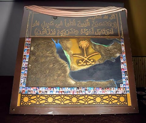 جدارية تخلد أسماء 138 من شهداء الواجب.. نفذتها 41 طالبة في شهر