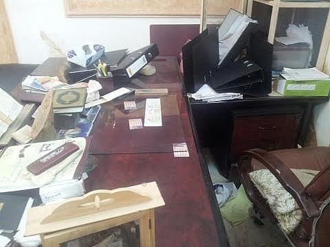 شاهد.. لصوص يسرقون منزل مواطن ويوثقون الجريمة بتوقيع أسمائهم