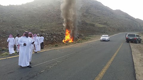 معلمون ينقذون شاباً من الموت قبل احتراق سيارته شرق الليث