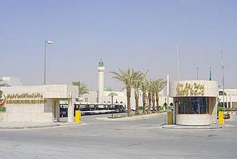 مدمن يتوسل باكيًا لمستشفى الأمل في الرياض لعلاجه