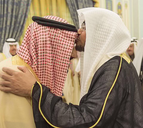 شاهد.. "المغامسي" يقبّل رأس الملك ويغرد: شرفت بالسلام على والد الجميع