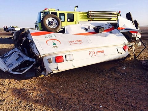 فجراً.. انقلاب إسعاف يصرع طبيباً وسائقاً ويصيب ممرضة بالمدينة