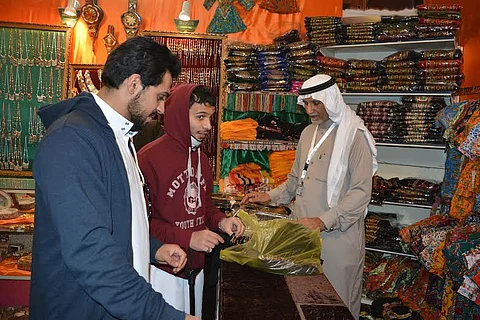 "الجنادرية 30".. التراثيات والزي العسيري يجتذبان زوار القرية