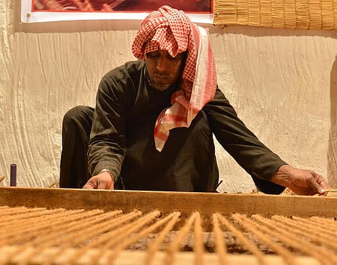 بالصور.. "الحرف اليدوية السعودية" في الجنادرية تثير تساؤلات الزوار الصغار وإعجابهم