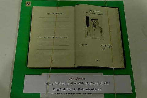 بالصور.. جوازات الراحلين الملك عبدالله و"الفيصل" و"هزازي" تتصدر وثائق "الخارجية"