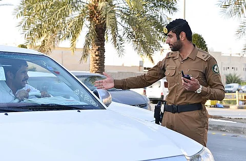 شاهد.. "مرور الرياض" ينفذ حملة بـ"الشفا" على معارض للسيارات
