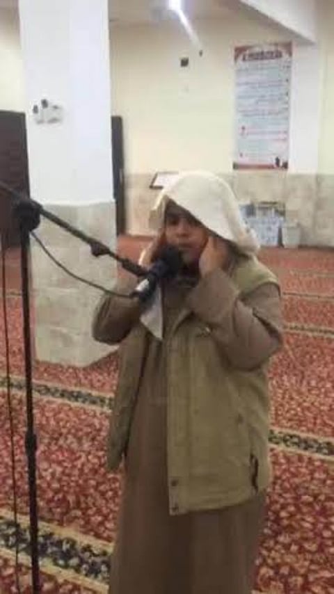 استمع.. صوت أذان طالب متوسطة يستوقف المسافرين بتبوك