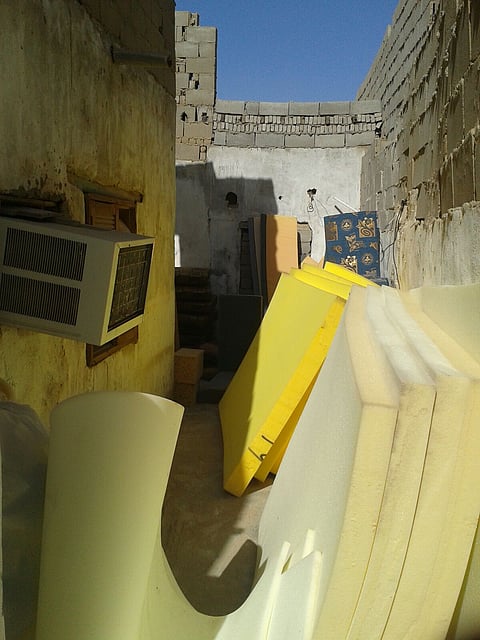 شاهد.. بلدية ينبع تضبط كميات من الاسفنج المغشوش