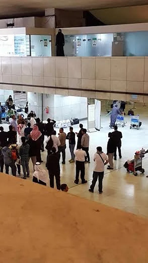 إنقاذ فتاة حاولت الانتحار فجراً بمطار جدة.. اعتلت الميزانين وحاولت إلقاء نفسها