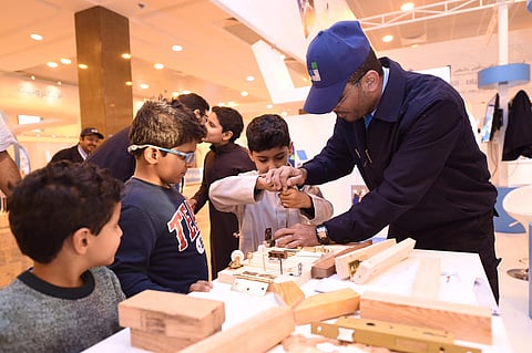 نجار سعودي يشارك في الجنادرية ويحلم بمنافسة تركيا والسويد