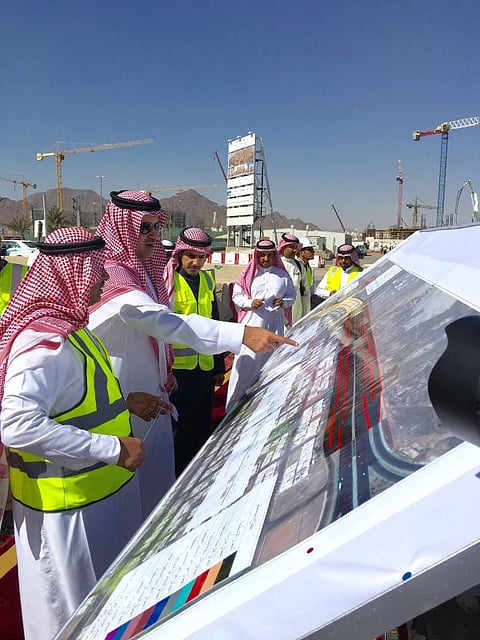 شاهد.. أمير المدينة يتفقد عدداً من المشاريع التنموية بالمنطقة