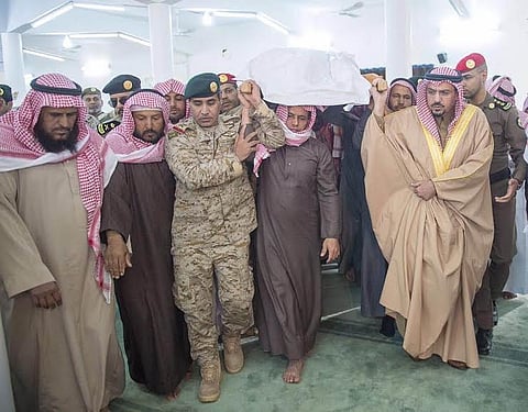 أمير القصيم يؤدي الصلاة على الشهيد سعد العوفي