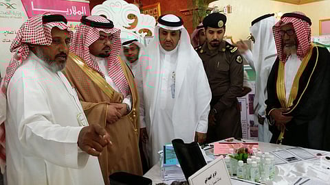 بالصور.. "السيالي" يدشن معرضاً للتوعية الصحية بـ"غامد الزناد"