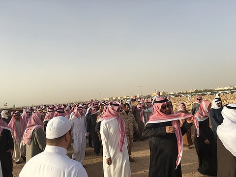 شاهد.. جموع كبيرة تشيع جثماني الشهيدين الشهري والطوب بمقبرة "نسيم الرياض"