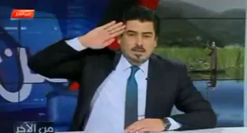 شاهد .. مذيع عراقي يؤدي التحية على الهواء مباشرة للسفير السعودي "السبهان"