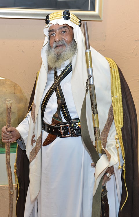 لباس "أبو محمد" التراثي يحكي التحولات من الخوف والفرقة إلى بلد الأمن والرفاهية