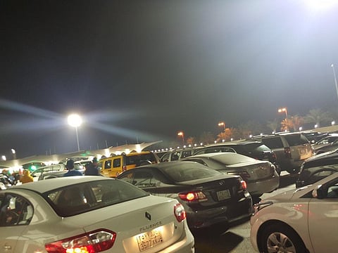 شاهد.. تكدُّس المركبات بفعل تعطُّل نظام جوازات جسر الملك فهد