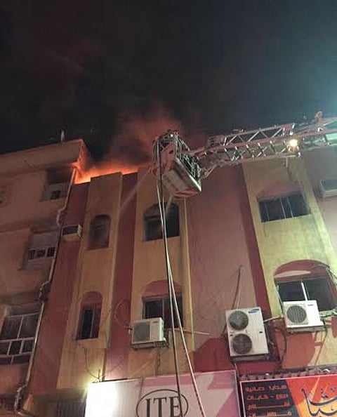 شاهد.. مدني الدمام يخلي عمارة لنشوب حريق بدورها الثالث