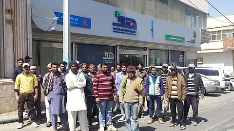 "عمل عسير": جارٍ متابعة قضية عمال شركة بلقرن.. والتجمهر ممنوع