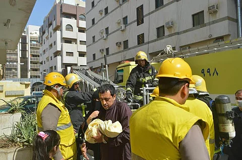 إصابة 10 وإخلاء 30 شخصاً في حريق الشقق المفروشة بجدة